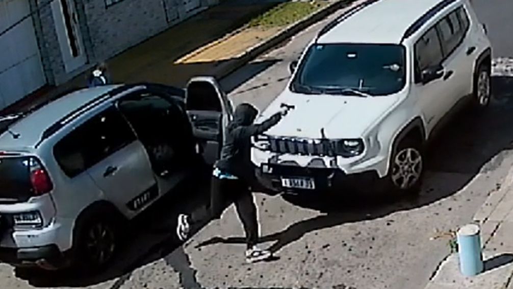 Cuatro delincuentes asaltaron a una madre y a su hijo en Ciudadela: venían de una seguidilla de robos en la zona