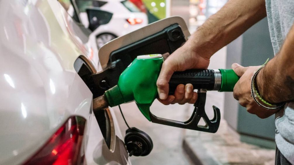 Los precios de los combustibles en dólares registran su mayor aumento en seis años