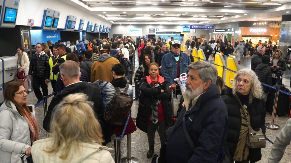 Enojos entre los pasajeros por las demoras y cancelaciones en Aeroparque y Ezeiza: 'Que los echen a todos'
