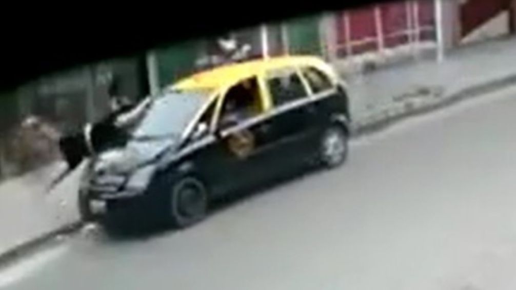 Ordenan la detención del taxista que atropelló a una madre con su bebé en brazos en La Matanza