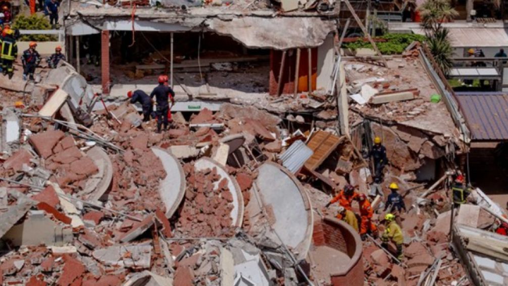 La defensa del dueño del hotel que se derrumbó en Villa Gesell aseguró que la obra tenía autorización municipal