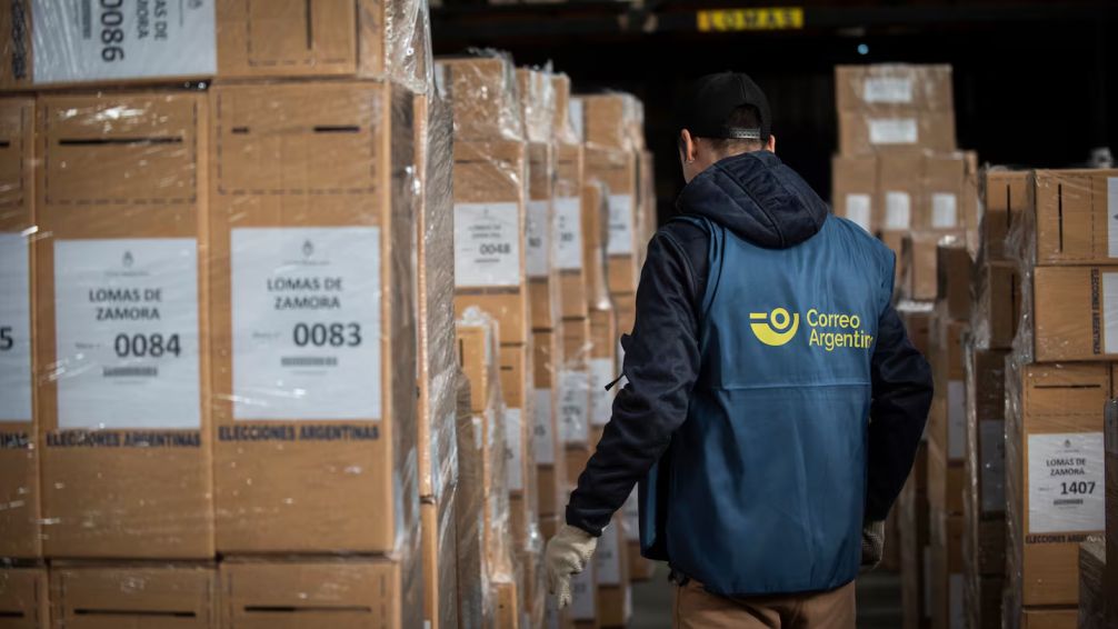 Adorni anunció que el Gobierno desregularizará el Correo Argentino
