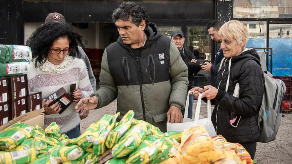 El boxeador 'Locomotora' Castro denunció el robo de alimentos para sus comedores en Lomas 