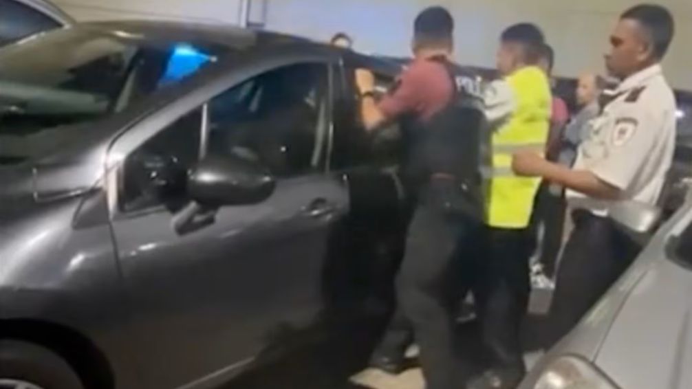 Los testigos y efectivos intentaron primero despertar a la pequeña moviendo el auto, pero ante la falta de respuesta, rompieron una ventanilla para poder rescatarla.
