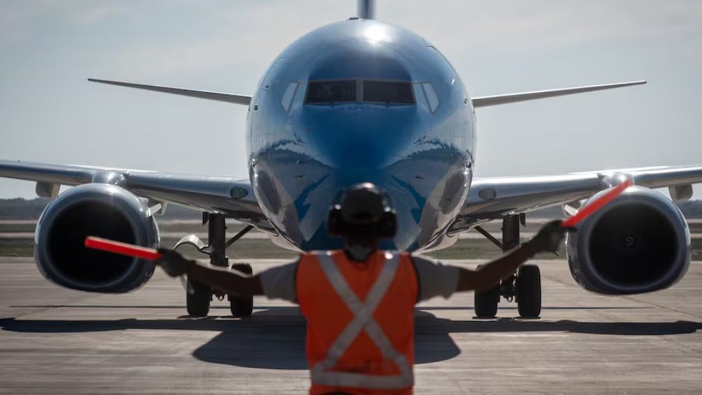 En medio de las negociaciones, controladores aéreos anunciaron un nuevo paro