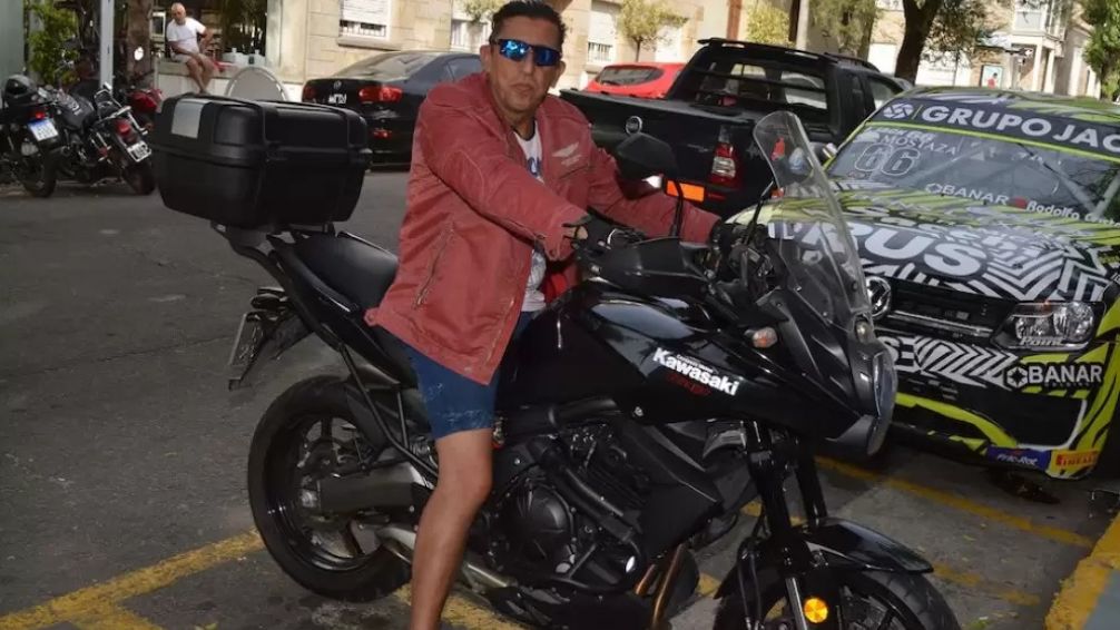 Dos motochorros lo sorprendieron para robarle la moto Kawasaki 650 negra, objetivo que lograron pese a los intentos del artista de resistirse