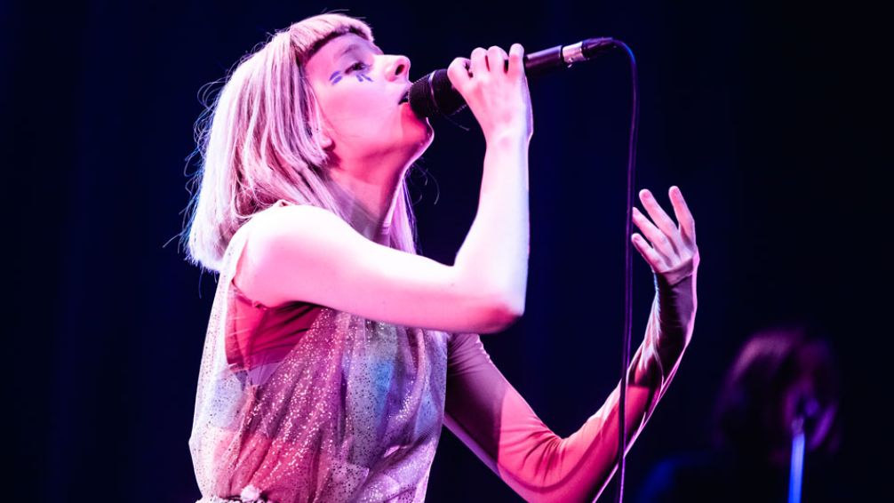 Aurora volvió al país para un show en solitario, formato ideal para estrenar todo el material de What Happened to The Heart?, su más reciente trabajo de estudio. 