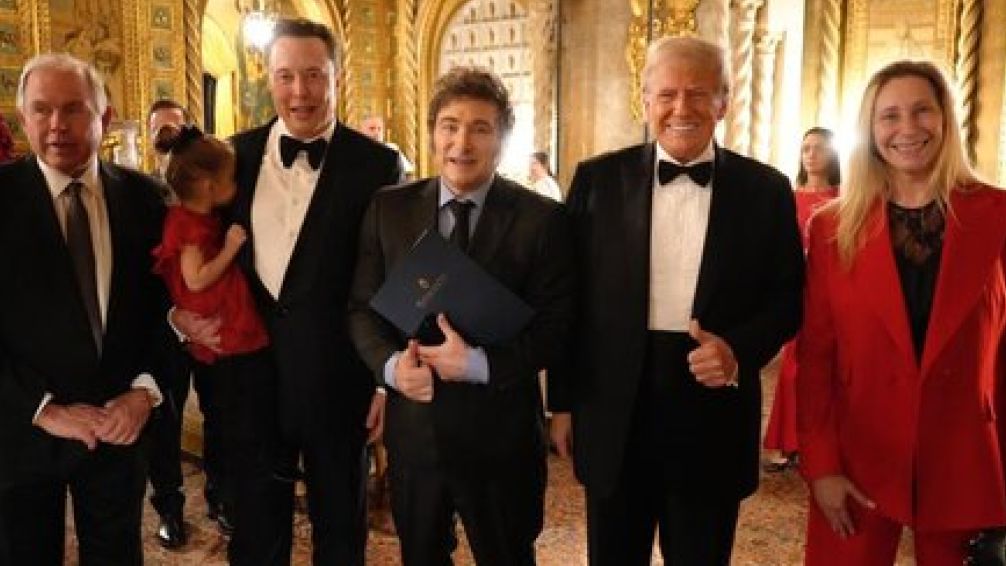 Donald Trump felicitó a Javier Milei por su trabajo: "Hacer grande a la Argentina de nuevo"