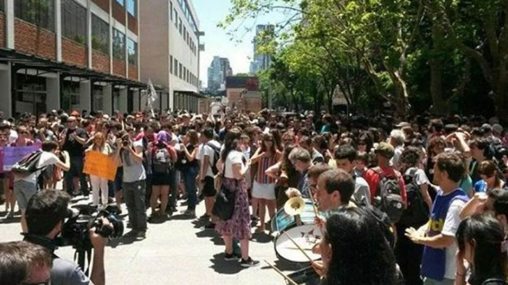 Conicet: trabajadores protestan y realizan feria científica en plaza Houssay
