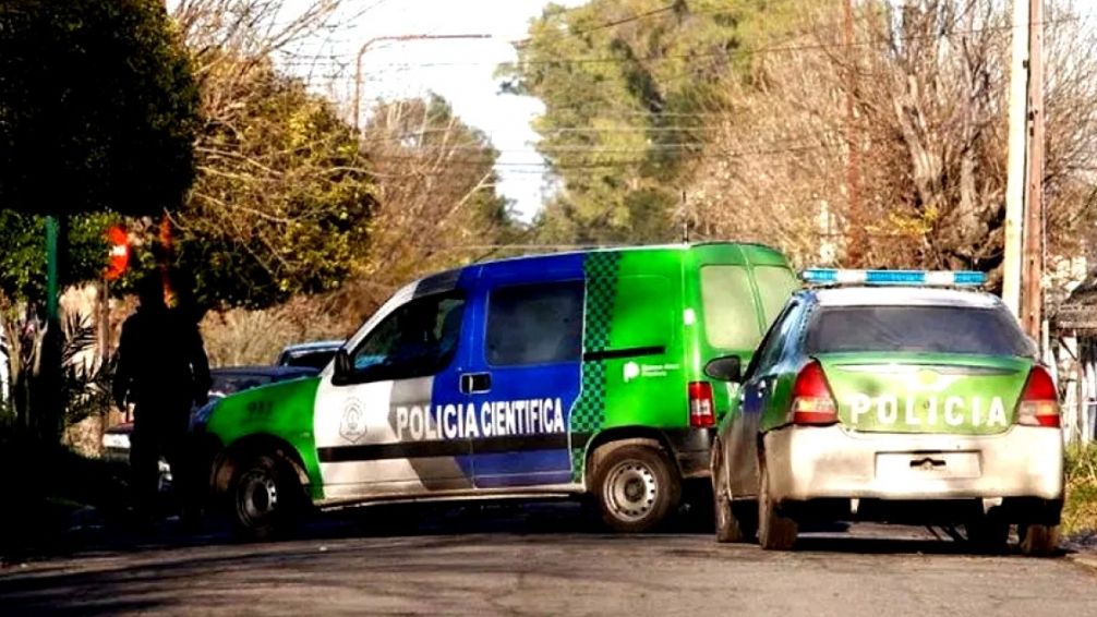 Robaron un auto, chocaron contra otro y atravesaron una casa