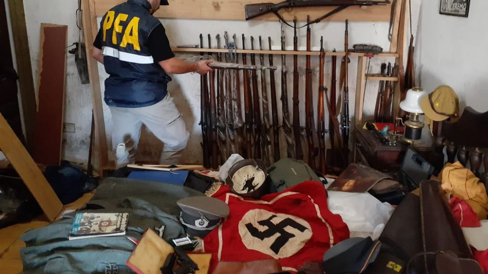 Detuvieron a traficante de armas: incautaron un arsenal con simbología nazi
