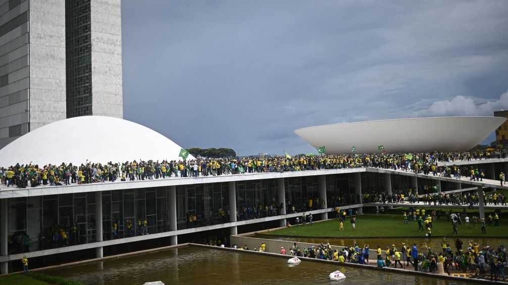 Argentina: la Justicia ordenó la detención de 60 activistas acusados por el asalto contra el Palacio de Planalto
