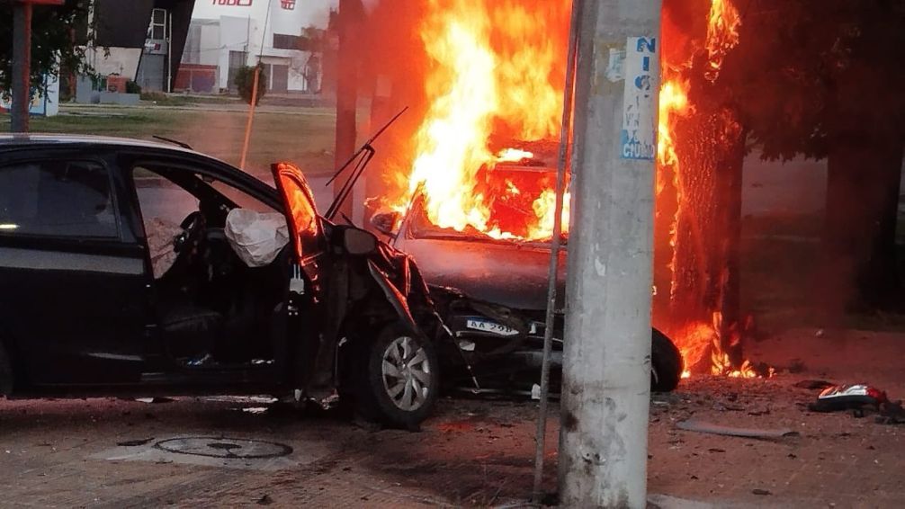 Fatal choque en La Plata: un auto se incendió y murió el conductor