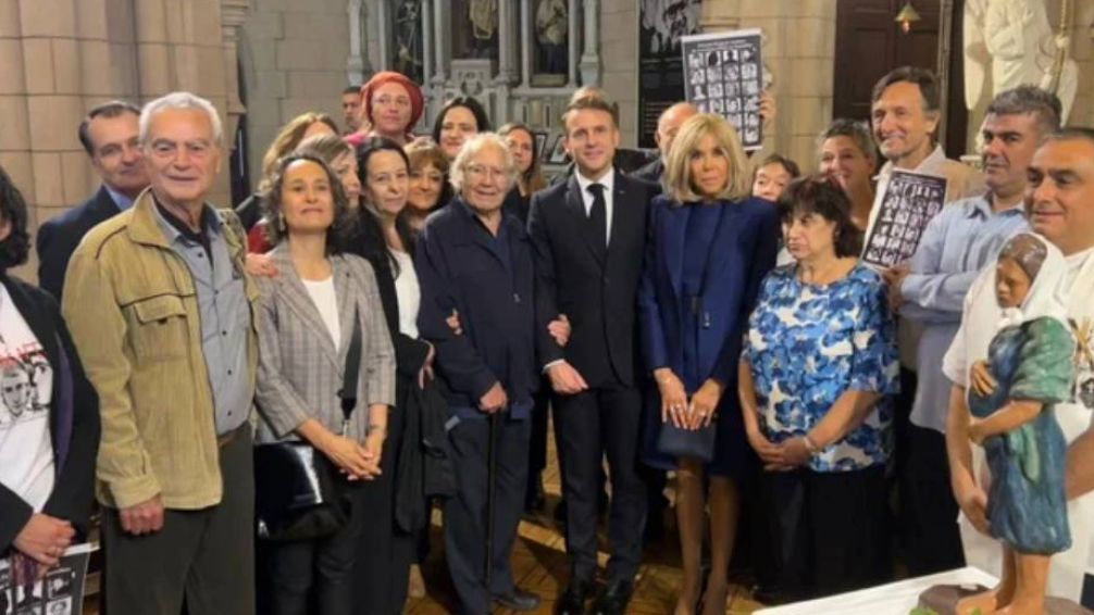 Visita. Emmanuel Macron junto a familiares de víctimas de la última dictadura.