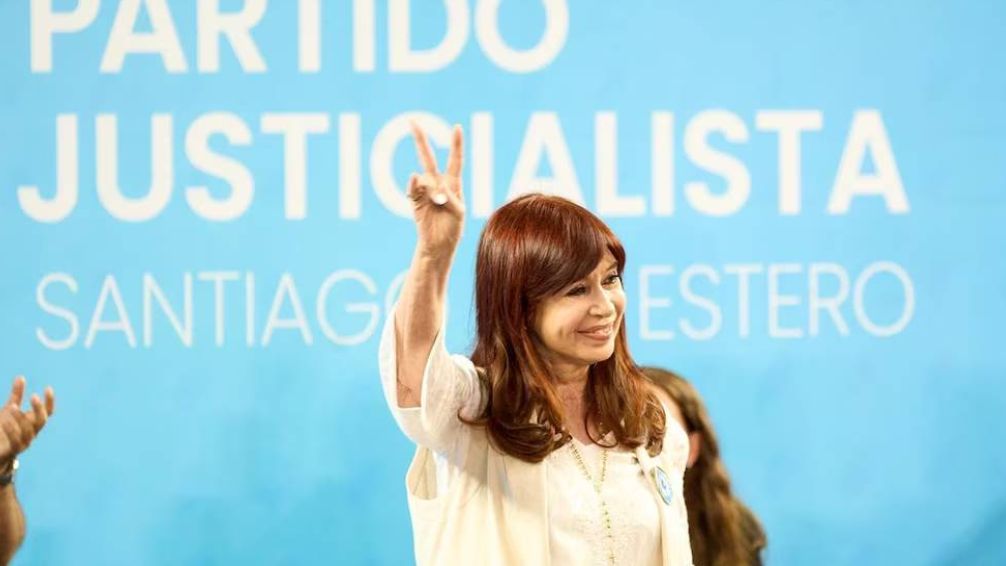 Saludo. Cristina Kirchner en el escenario del acto que se desarrolló en Santiago del Estero.