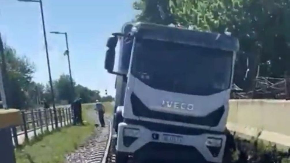 Camión con carga de papas se atascó en las vías del tren en Merlo