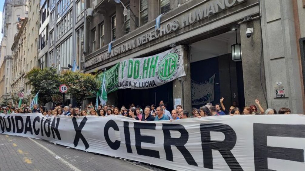 Estatales en la mira: polémica por los examenes de idoneidad que les tomará el gobierno