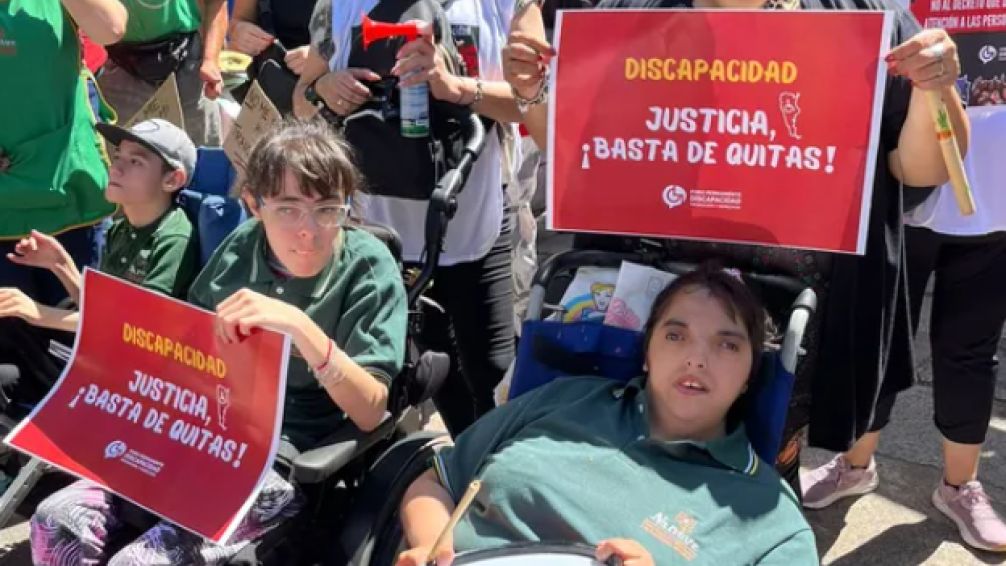 Personas con discapacidad marchan frente a la Quinta de Olivos 