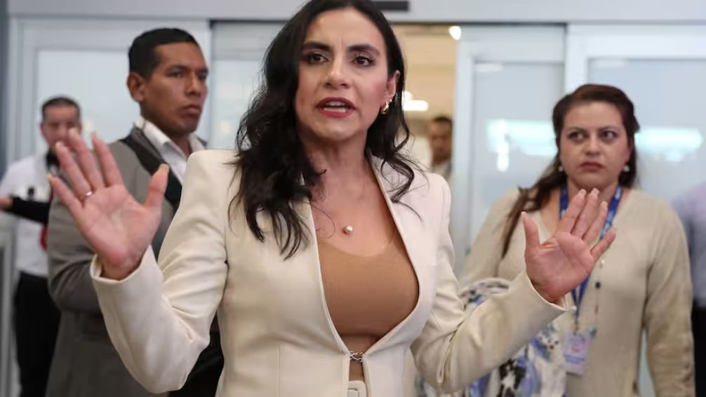 Abad regresó a Ecuador y se planta ante la suspensión de Noboa