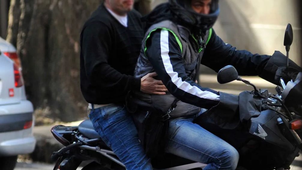 Motochorros le robaron un bolso con $12 millones a un ganadero de Mercedes en el peaje del Acceso Oeste