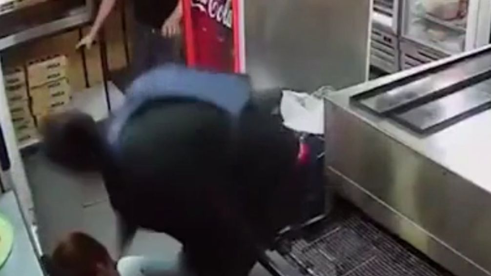 Violencia de género en Núñez: apuñaló 30 veces a su pareja mientras ella trabajaba en una pizzería 
