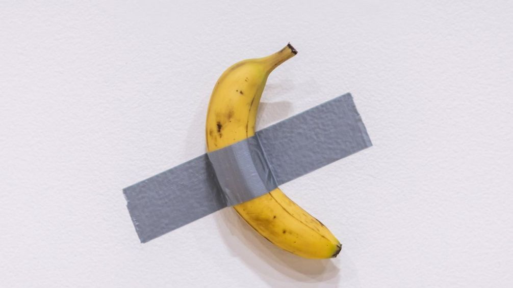 La banana más cara de la historia: subastaron en más de 6 millones de dólares un plátano pegado a la pared