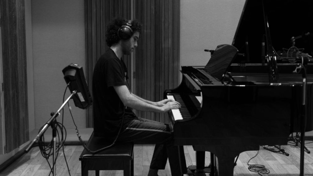 Desde temprana edad comenzó su relación con la música y en su adolescencia compuso sus primeras canciones