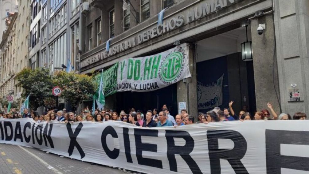 Milei aumenta por decreto a estatales nada más que un 3 % en dos tramos más bonos