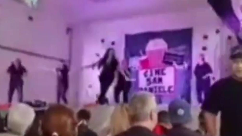 Violenta pelea en un jardín de infantes: estaban en el acto de fin de año y se agarraron a golpes frente a los nenes