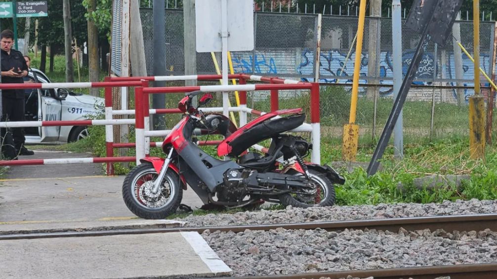Un motociclista fue atropellado por el tren Roca en Camino de Cintura y milagrosamente se salvó 