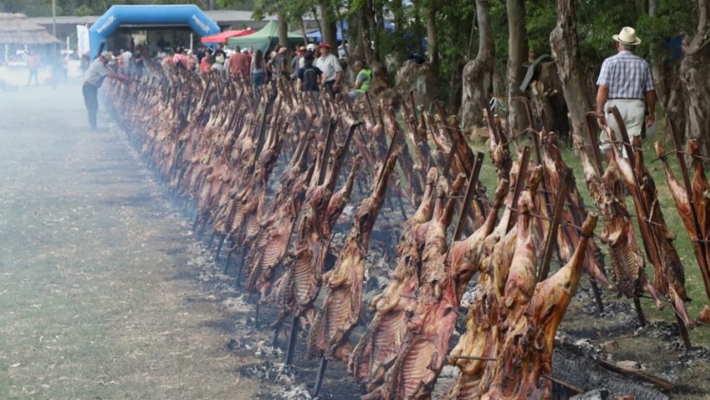 Escándalo en la Fiesta del Cordero: asado, lluvia y robos