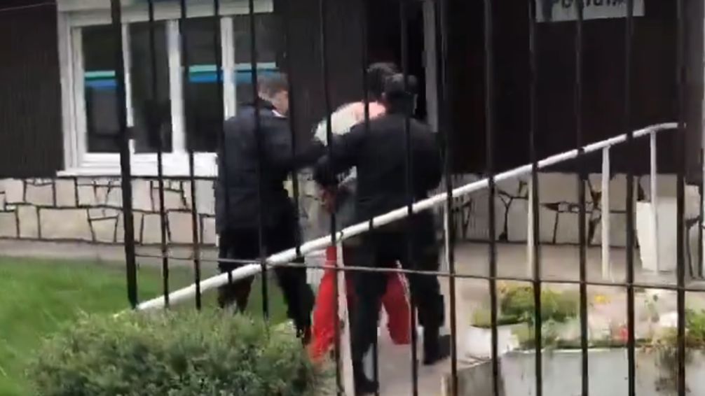 Salvaje ataque en Mar del Plata: golpeó a su pareja y acuchilló a dos vecinos que quisieron ayudarla