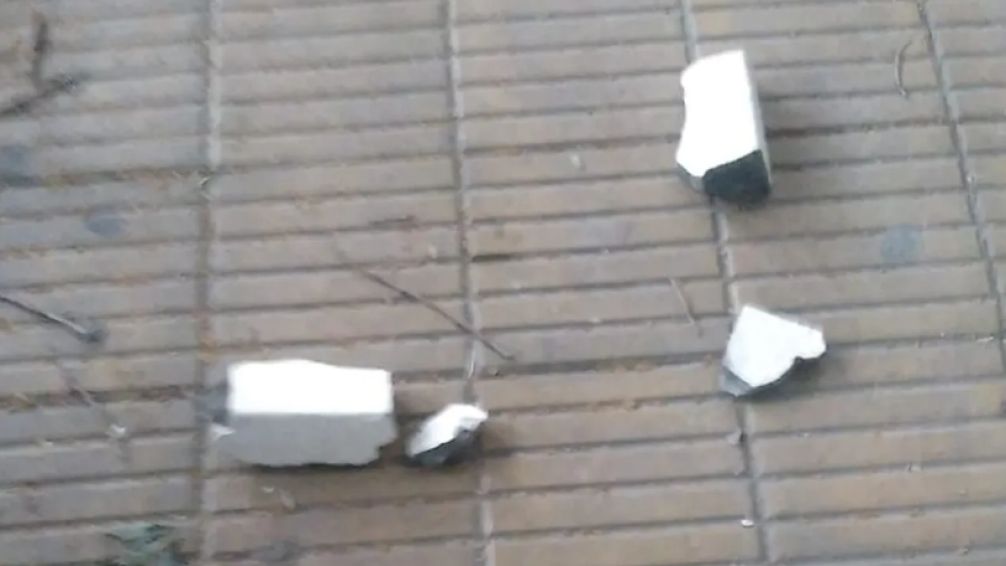 Casi una tragedia: le cayó un pedazo de mampostería que se desprendió de un edificio en La Plata