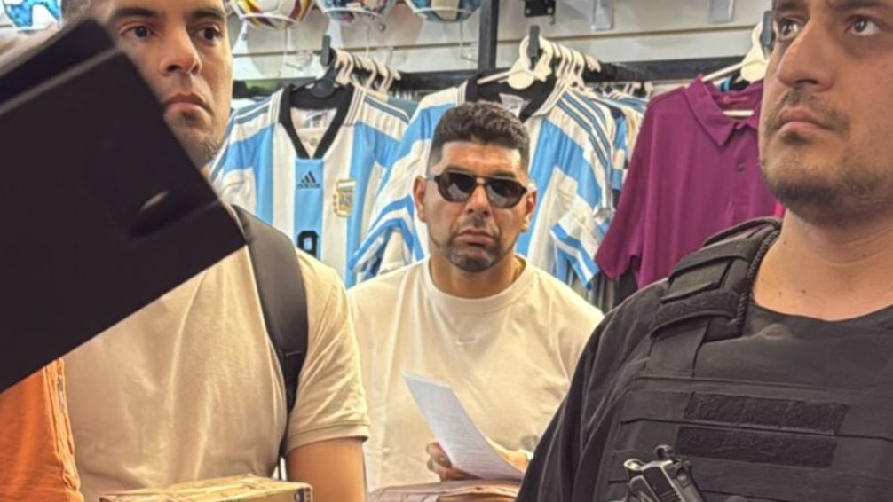 Otro escándalo para Nestor Ortigoza: irrumpió en el local 'Camisetas Nani' y se peleó con el dueño