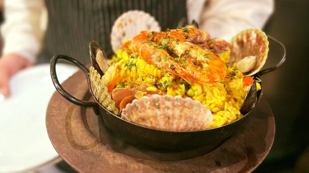 Manolo: el bodegón porteño que conquista con empanadas, paella y mucho más