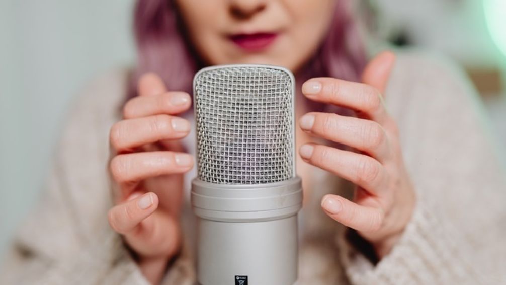 La psicóloga Macu Gortazar deja claro por qué el ASMR no cura la depresión: 'Te baja la ansiedad, pero'