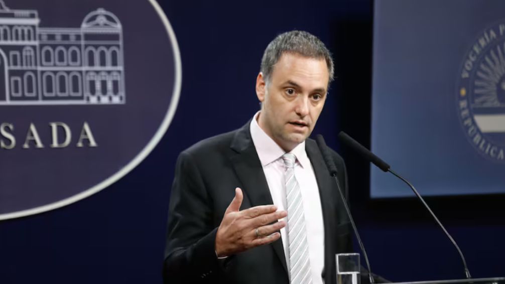 El Gobierno presentó una reforma que permitiría a universidades y hospitales públicos cobrar aranceles a extranjeros