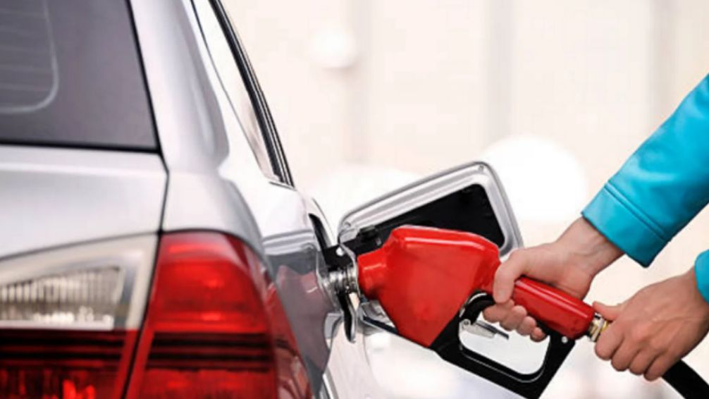El Gobierno podría permitir que los conductores carguen nafta en las estaciones de servicio sin la necesidad de un playero 