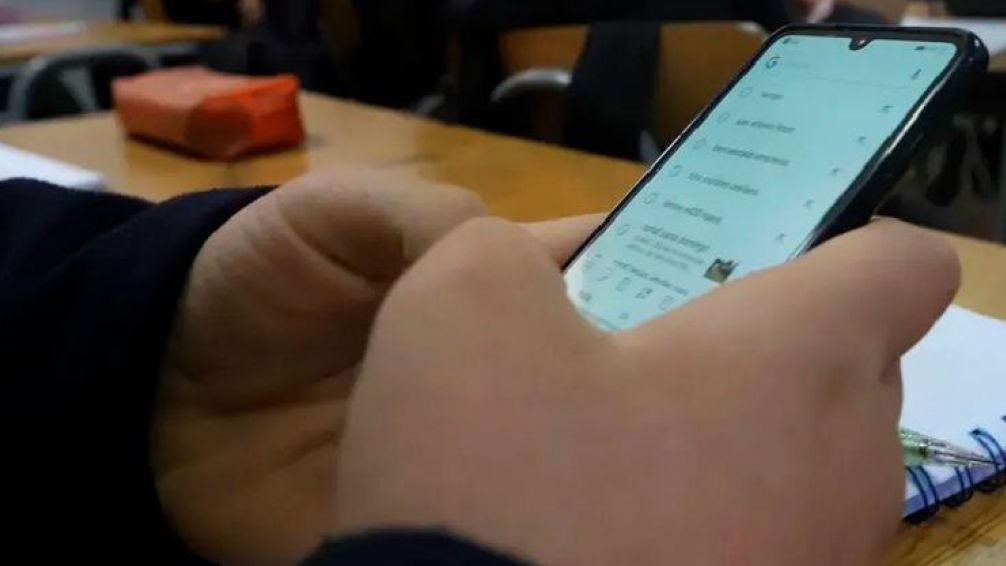 Alerta por imágenes editadas por IA en donde se difunden fotos de adolescentes desnudas