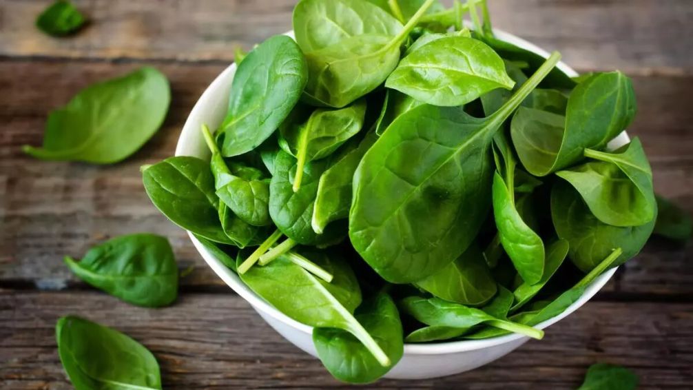Espinaca: el superalimento recomendado por Harvard contra el resfrío