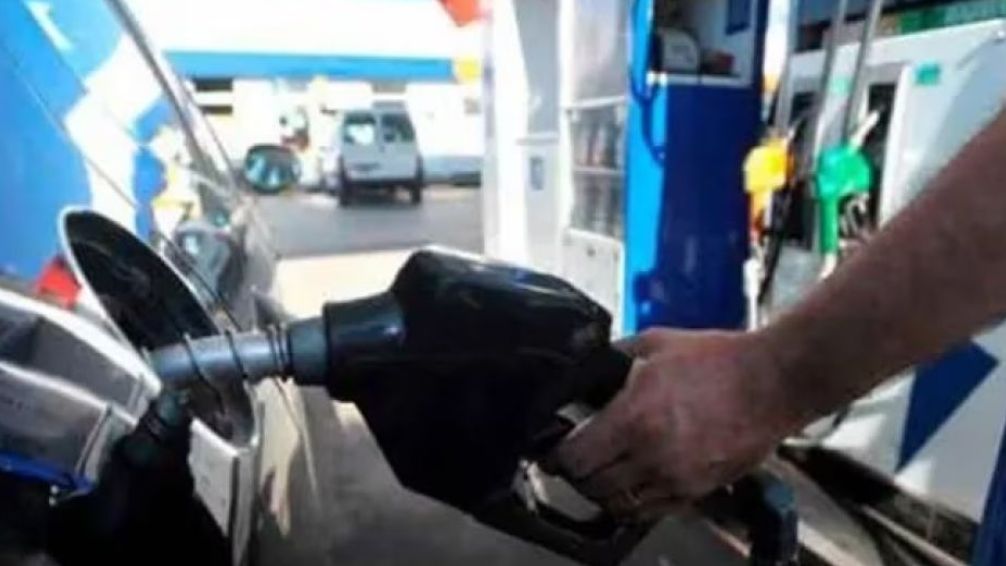 El Gobierno impulsa autoservicio en estaciones de combustible: alarma por posibles despidos masivos