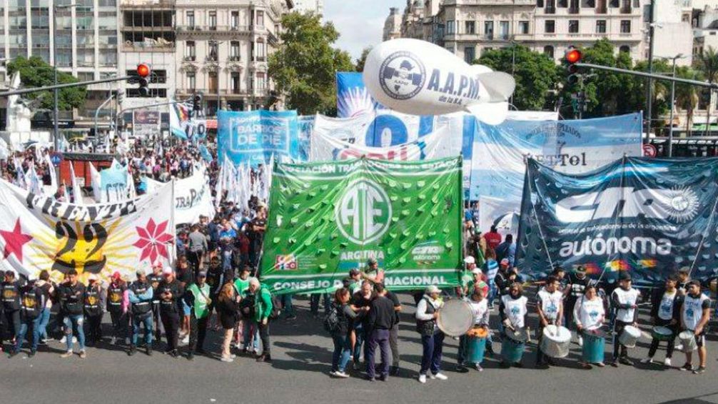 Organizaciones sociales y las CTA marchan a Plaza de Mayo contra las políticas de Milei
