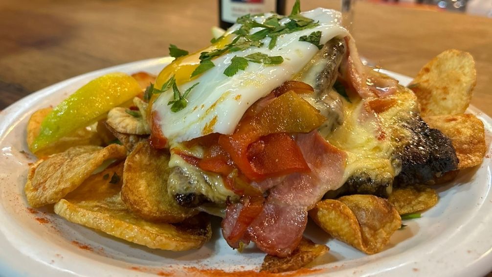 Un bodegón en Boedo: los platos clásicos que conquistaron a un influencer y cuánto costaron