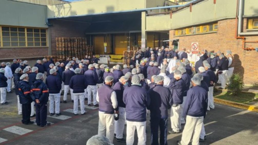Trabajadores de Georgalos en Victoria exigen bono de fin de año pero la empresa no quiere darles ni caja navideña