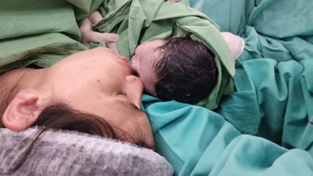 Extraordinario: bebé nació y minutos después ya lo estaban operando