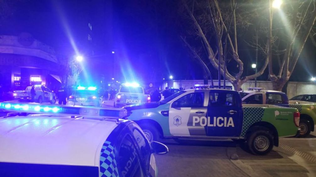 Horror total: policía se suicidó en plena vía pública