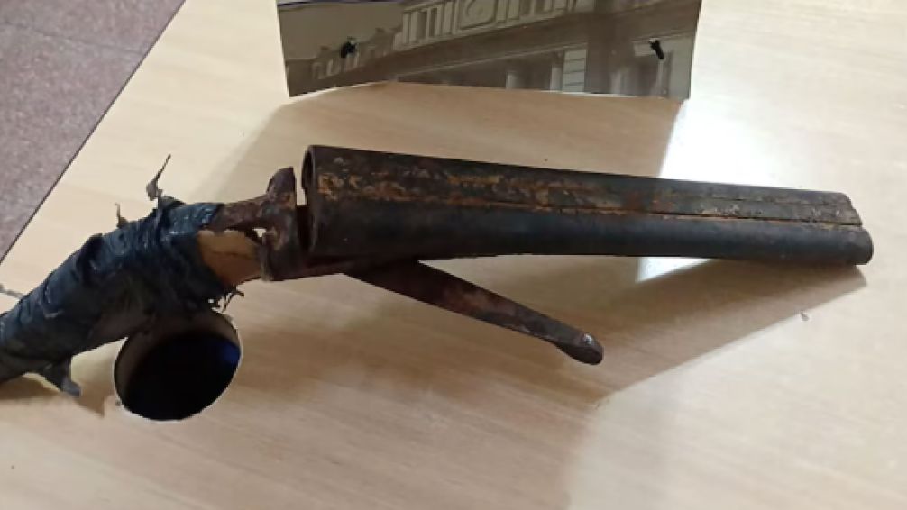 Nene de 12 años estaba armado con una pistola hecha de caños, madera y cinta aisladora