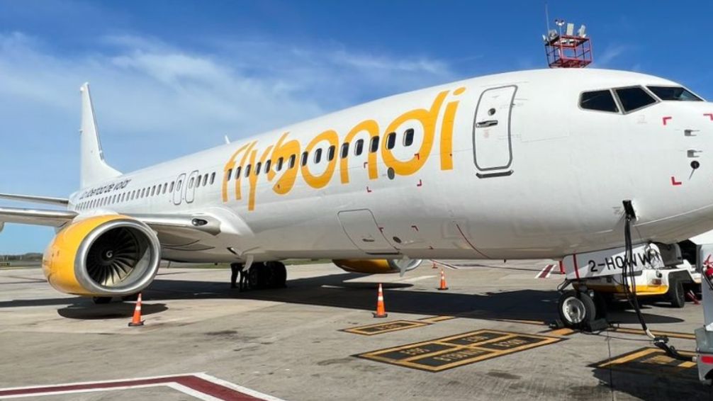 Flybondi en problemas: podría perder el permiso para operar luego de reprogramar el 45% de sus vuelos en diciembre