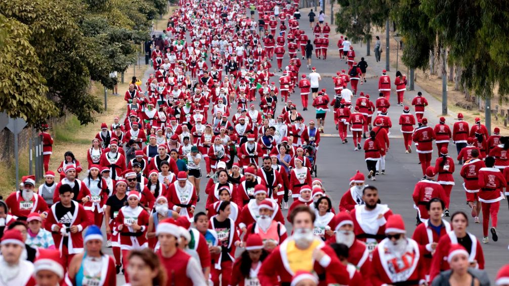 México: Más de 2000 'Santa Claus' participaron de una carrera navideña en Guadalajara