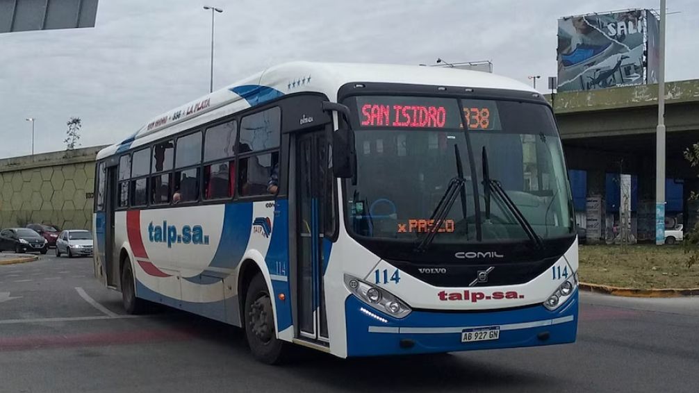 Paro de dos líneas de colectivos: reclaman seguridad tras violento ataque a un conductor